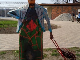 В Киеве вандалы изуродовали знаменитую "Бабку с кравчучкой". Фото