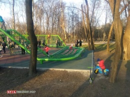 Добро пожаловать! Дети в парке Гагарина в Кривом Роге «атакуют» новую площадку (фотофакт)