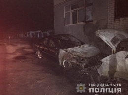 Пожар в Харьковской области: пламя с горящих автомобилей перешло на балкон