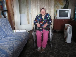 78-летняя женщина-инвалид, в Павлограде, вынуждена таскать на себе 30-килограммовую коляску и петь от отчаяния песни