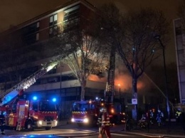 В жилой многоэтажке Парижа прогремел взрыв и произошел масштабный пожар (видео)