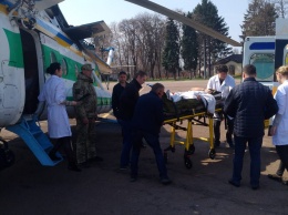 Раненого на КПВВ "Марьинка" пограничника вертолетом доставили в больницу в Киеве