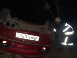 В Запорожской области водитель и пассажиры не могли выбраться из перевернувшегося авто