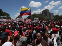 Десятки тысяч венесуэльцев вышли на улицу, протестуя против режима Мадуро