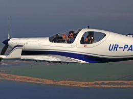 Почетный эскорт и кружки в подарок: ведущий "Мира наизнанку" полетал над Одессой и установил рекорд посещения аэродромов