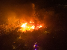 Масштабный пожар и взрывы: в Киеве горел частный сектор