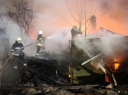 В Киеве потушен масштабный пожар в частном секторе