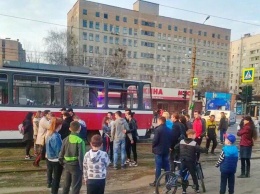 Перебегала рельсы: в Харькове трамвай сбил 14-летнюю девушку