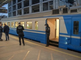 В Киеве в электричке обнаружили мертвого мужчину