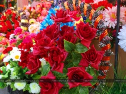 Павлоградцев призвали нести на могилы живые цветы, а не искусственные