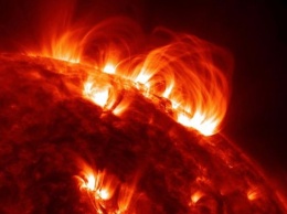 Астрономы заметили "корональные дожди" у поверхности Солнца
