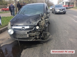 В Николаеве «Опель» врезался в учебный трамвай и «Деу»: заблокировано движение электротранспорта