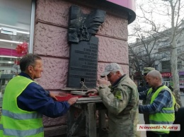 В центре Николаева снимают мемориальную доску: между чиновницей и прохожими возникают конфликты