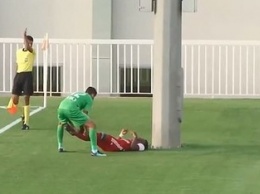 В ОАЭ футболист бежал за мячом и протаранил головой фонарный столб: видео инцидента