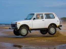 В селе без «Нивы» не обойтись: Блогер рассказал, чем LADA 4x4 лучше Jimny и Duster на бездорожье