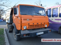 В Николаеве грузовик «КамАЗ» столкнулся с пассажирским автобусом «Днепр-Очаков»