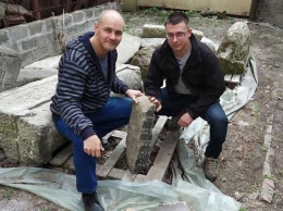 В Днепре нашли старинную погребальную плиту с загадочной надписью