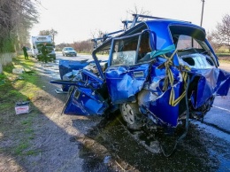 На Полтавском шоссе грузовик «Алан» столкнулся с ВАЗ: легковушка перевернулась, пострадали двое