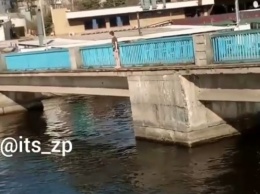 В Запорожье с моста прыгныл ребенок (ВИДЕО)