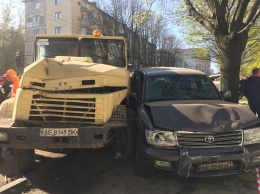 ДТП в Днепре: на пр-те Поля грузовик столкнулся с 11 машинами