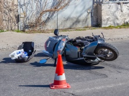 В Днепре на Большой Диевской столкнулись ВАЗ и мопед: пострадавшего забрала скорая