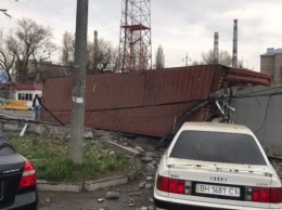 В Одесском порту с фуры упал контейнер и пробил забор