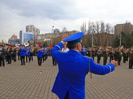 Цветы, военные оркестры и "парад" чиновников: Одесса отмечает 75-летие Освобождения