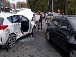 В Новороссийске спасатели помогли женщине, которую после ДТП зажало в машине
