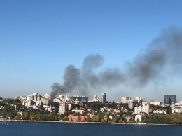 В Киеве на Позняках черный дым: на пустыре загорелось "жилище" бездомных