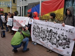 Возле посольства Германии в Киеве прошел пикет против снятия санкций с России