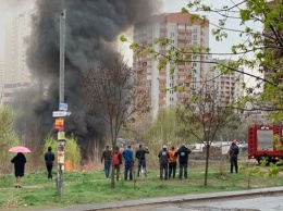 Пожар в Киеве: Позняки затянуло дымом, слышны взрывы