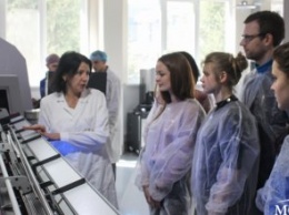 Bauer`s Implants провела экскурсию по заводу дентальных имплантатов для студентов экономического факультета ДНУ(ФОТОРЕПОРТАЖ)