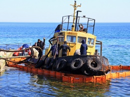 "Богатырь" для "Параллели": почему портовики никак не уберут с одесского пляжа судно контрабандистов