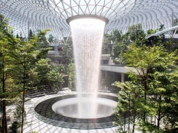 В аэропорту Сингапура построили сады и водопад