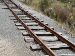 В Херсоне люди спасли от поезда застрявшую на путях фуру