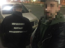 В Печерском районе Киева полиция задержала двух торговцев с кокаином и марихуаной