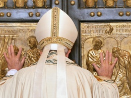 Папа Франциск поцеловал ноги лидерам Южного Судана и призвал их сохранять мир