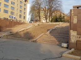 Отпавшая плитка, разваливающаяся лестница и треснувший асфальт: что происходит возле монумента Славы