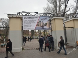 Псевдоактивисты пытаются помешать началу работ по благоустройству в Летнем театре (фото)