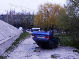 В Новороссийске любительское "дрифт-шоу" закончилось опрокидыванием автомобиля