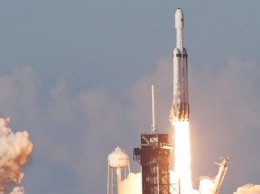 SpaceX впервые провела коммерческий пуск сверхтяжелой Falcon Heavy и приземлила 3 разгонных блока