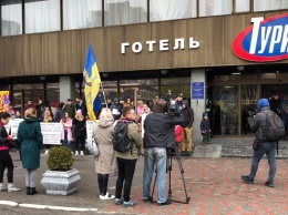 "Европейцы, уважайте наши моральные ценности!" В Киеве радикалы и мирные граждане протестуют против конференции лесбиянок. Фото
