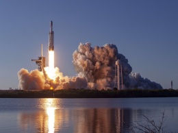 Фотогалерея: первый коммерческий запуск Falcon Heavy и успешное возвращение всех трех блоков на Землю