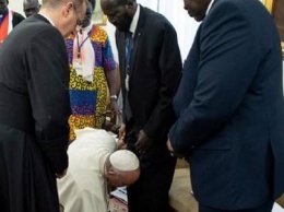 Папа Римский стал на колени перед правителями Южного Судана