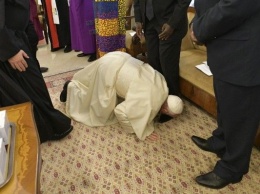 Папа римский поцеловал ноги лидерам Южного Судана, призывая к миру