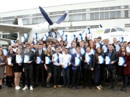 В День авиации сто молодых авиаторов наградили поездкой во Францию