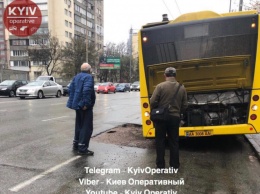 Столичный автобус с пассажирами застрял в яме на улице Липковского