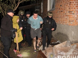 Ворвался к соседке в квартиру и угрожал взорвать дом: В Житомирской обл. полицейские задержали агрессивного мужчину