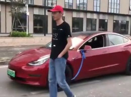 Новый электрокар Tesla выгуляли на поводке (видео)