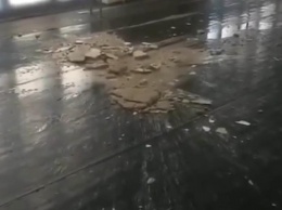 В оперном театре Харькова на детей обрушилась штукатурка во время репетиции. Видео